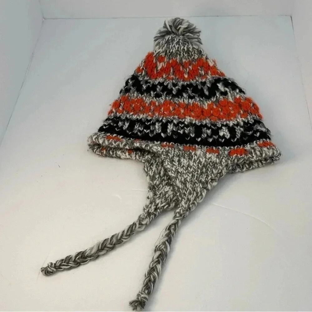 Banana republic knit hat with fuzzy palm‎ braided ties in good condition, colors
